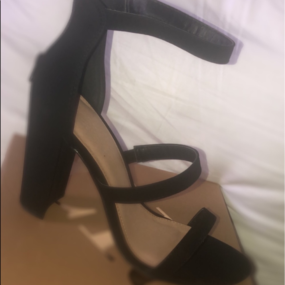 Cross foot all black heel